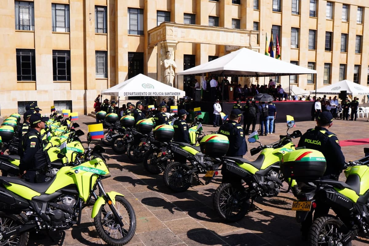 Entrega de refuerzos para la Policía y el Ejército de Santander por parte de la Gobernación. / Foto Vanguardia