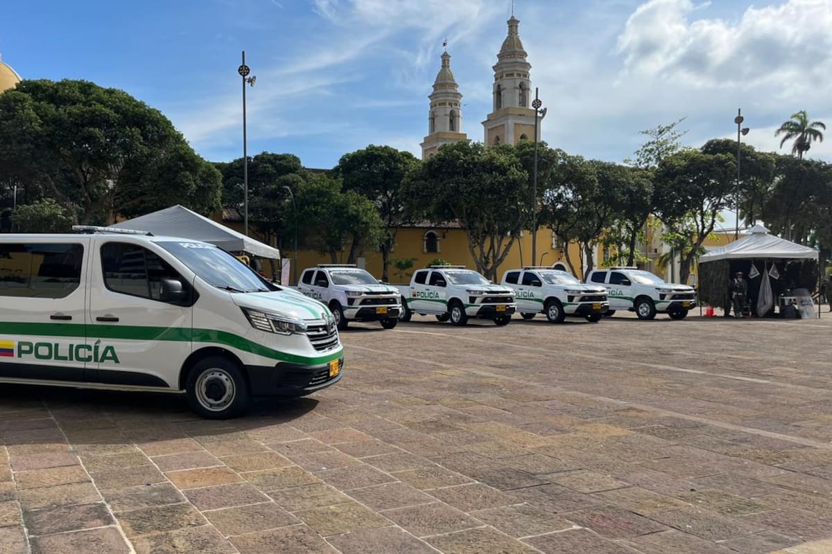 La alcaldía de Bucaramanga de hizo entrega de patrullas y motocicletas a la Fuerza Pública de la ciudad. / Foto por: Diego López Mora