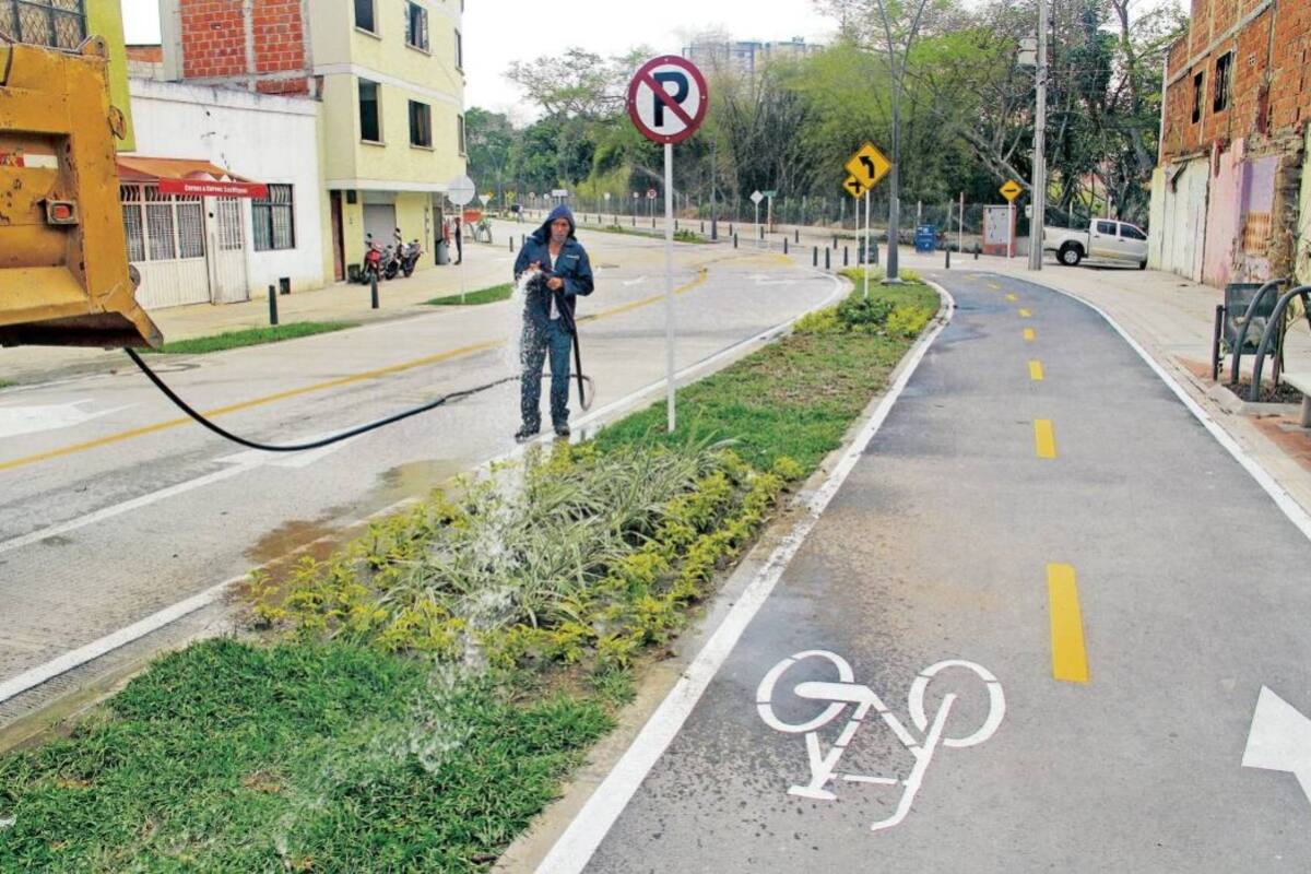 Además del espacio para carros y bicicletas, se destacan los jardines que se sembraron en la vía. (Foto: Javier Gutiérrez / VANGUARDIA LIBERAL)