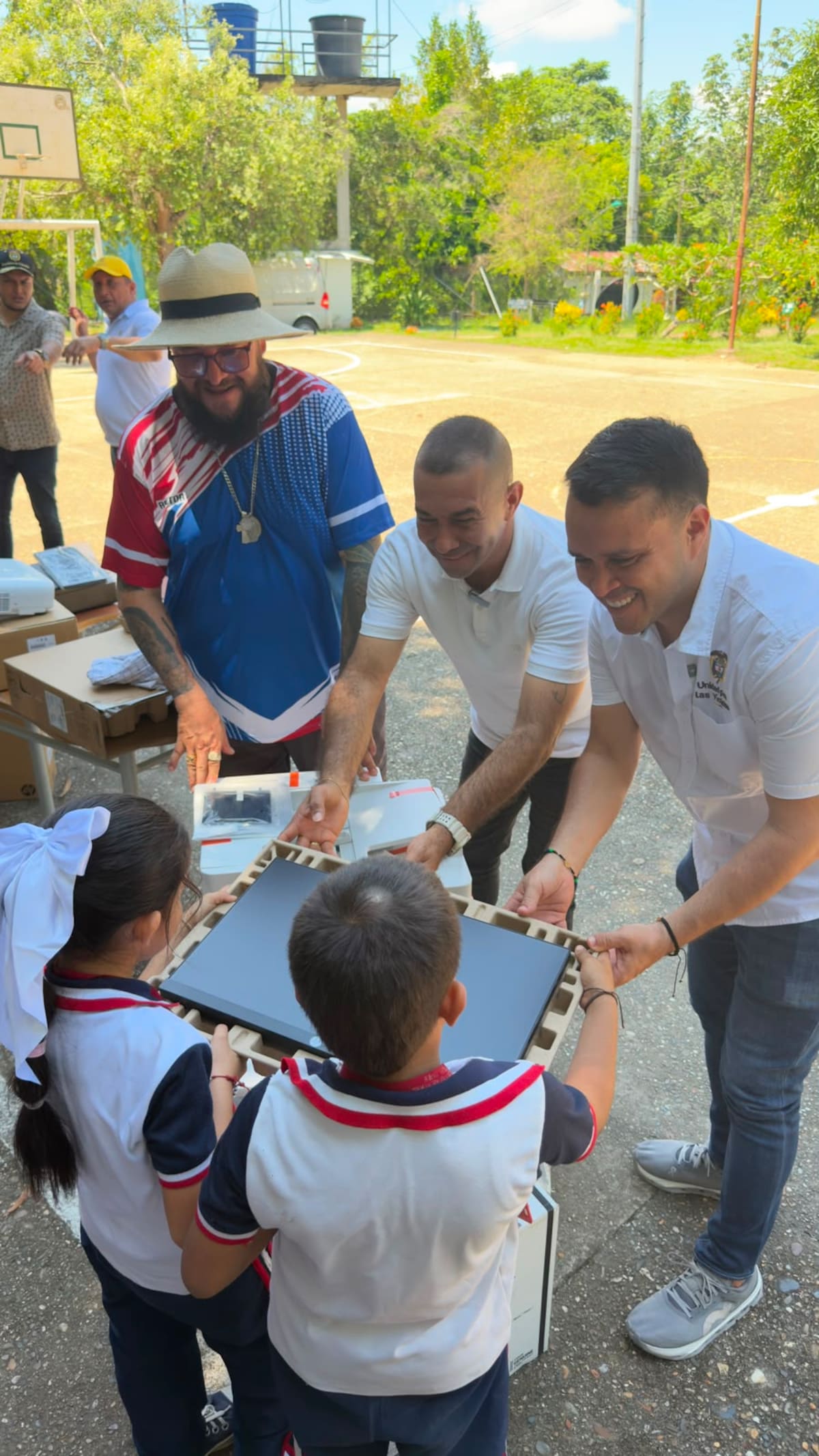 Las jornadas beneficiaron a familias víctimas del conflicto armado y a estudiantes de zonas rurales de Bolívar y Antioquia con ayudas humanitarias, kits escolares y herramientas tecnológicas.
Suministrada/Vanguardia