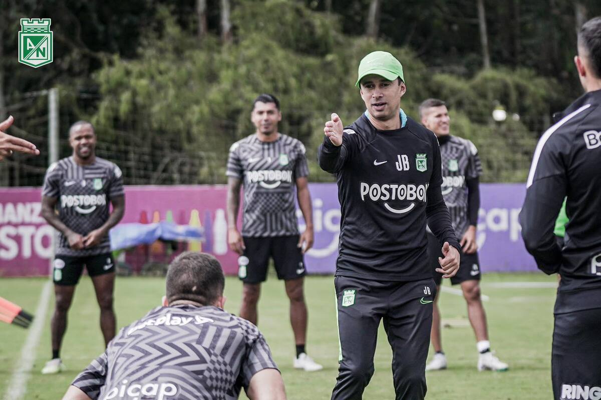 Jhon Jairo Bodmer dirigiendo un entrenamiento con el plantel profesional de Atlético Nacional.