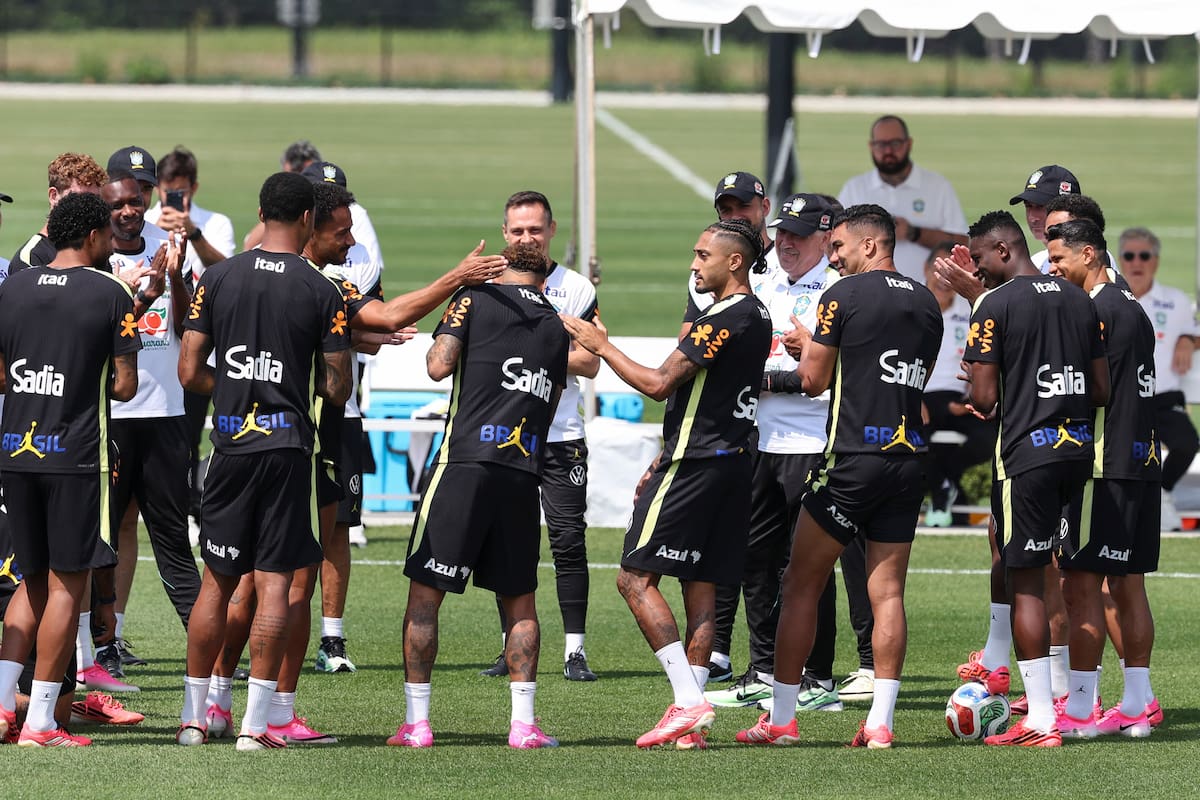 GRAF201. MORRISTOWN (ESTADOS UNIDOS), 17/06/2026.- El delantero brasileño Neymar (c) pasa por un pasillo de collejas durante la sesión de entrenamiento de la selección de Brasil en el centro de entrenamiento Columbia Park este miércoles, en Morristown, New Jersey (EE.UU.). EFE/ SEBASTIÃO MOREIRA