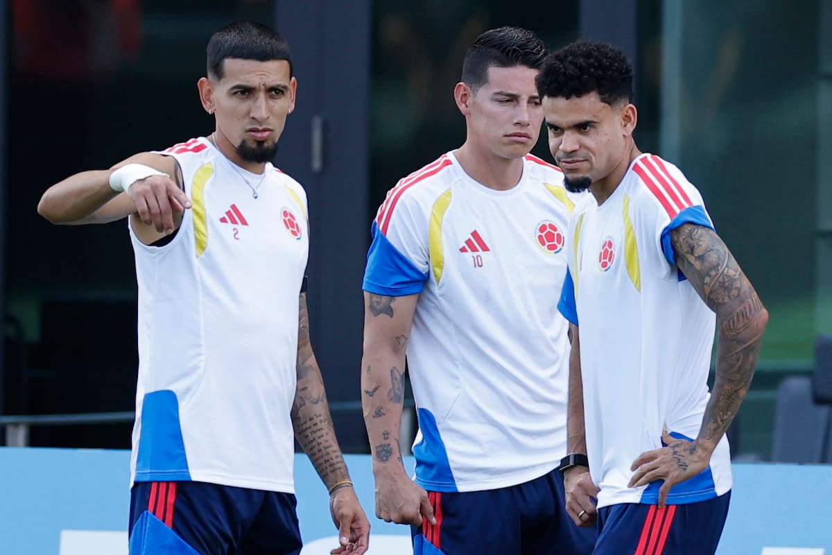 Desde la izquierda, Daniel Muñoz, James Rodríguez y Luis Díaz participan en un entrenamiento de la Selección Colombia. //Foto, EFE: Alberto Estevez