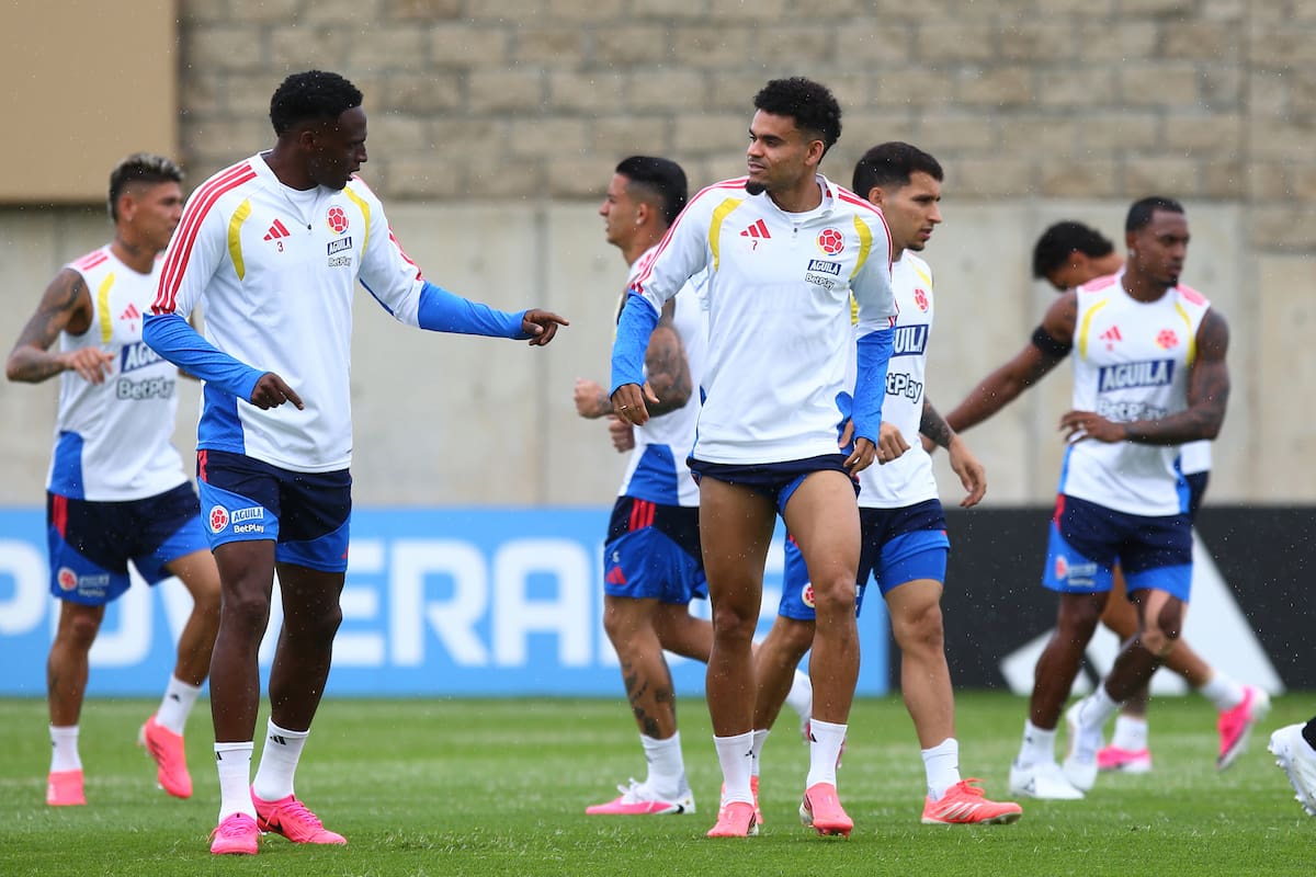 El jugador de la selección de Colombia Luis Díaz (c) entrena con sus compañeros este domingo en Guadalajara (México). //Foto, EFE: Francisco Guasco