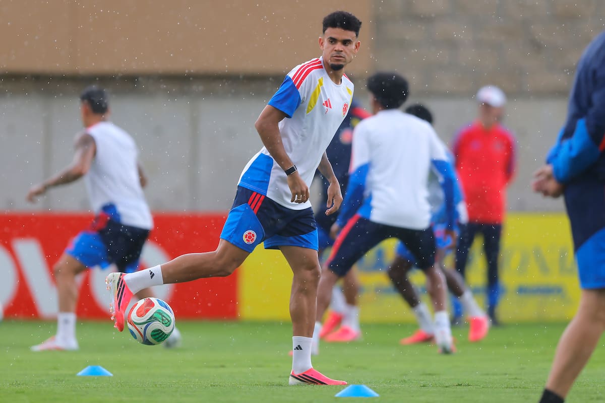 AME3520. GUADALAJARA (MÉXICO), 22/06/2026.- Luis Díaz de Colombia participa en un entrenamiento este lunes, como preparación para enfrentar a RD Congo en el Mundial de la FIFA 2026, en Guadalajara, Jalisco (México). EFE/ Francisco Guasco