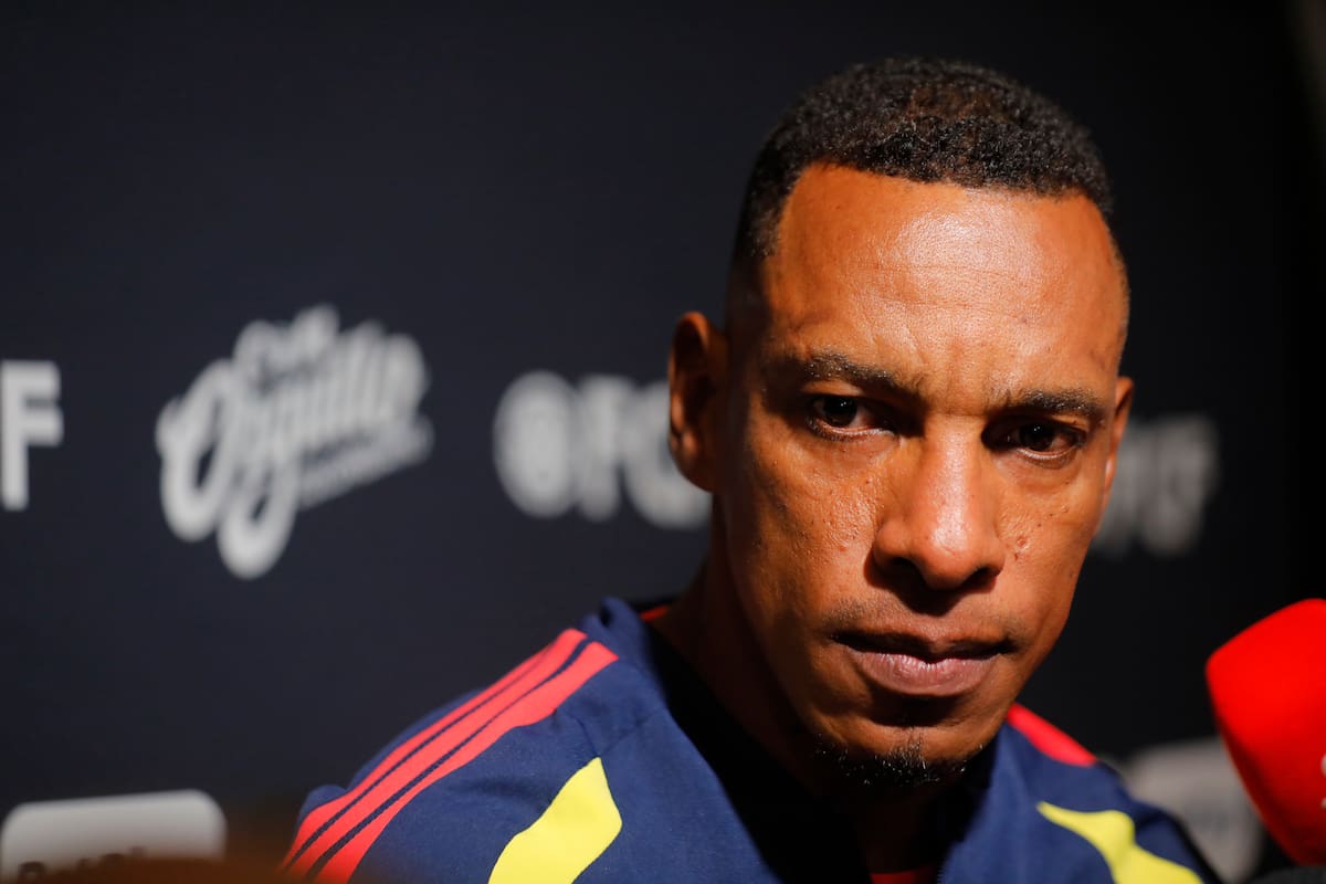 GUADALAJARA (MÉXICO), 21/06/2026.- El asistente técnico de la selección de Colombia, Amaranto Perea, atiende a los medios de comunicación antes del entrenamiento que el combinado colombiano ha realizado en la Academia Atlas este domingo en Guadalajara, Jalisco (México). EFE/ Francisco Guasco