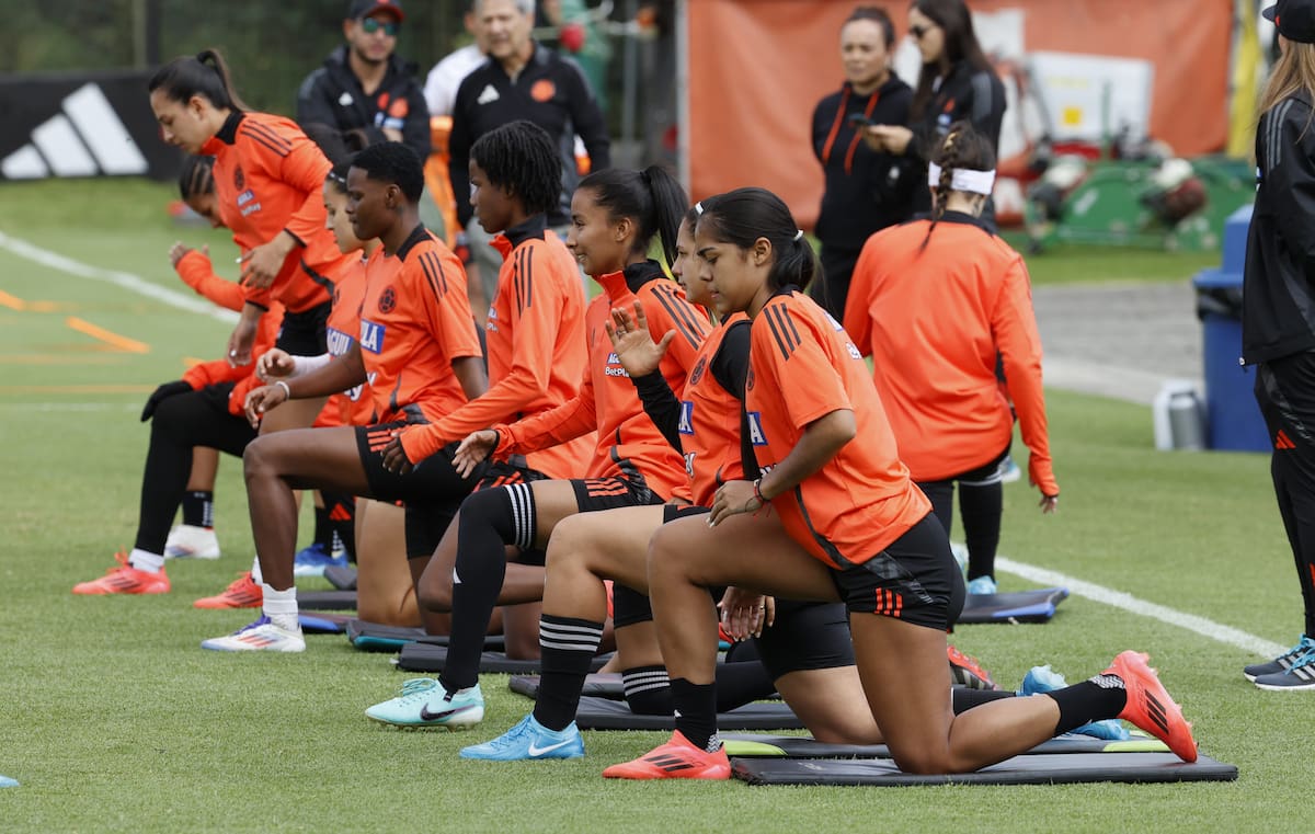 AME5010. BOGOTÁ (COLOMBIA), 29/01/2025.- Jugadoras de la selección Colombia de fútbol femenina de mayores participan en un entrenamiento este miércoles, en Bogotá (Colombia). El equipo competirá en el torneo SheBelieves Cup y la Copa América Femenina 2025. EFE/ Mauricio Dueñas Castañeda