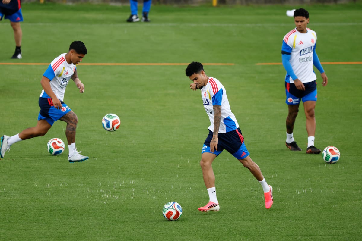 AME6607. BOGOTÁ (COLOMBIA), 29/05/2026.- El jugador Luis Díaz (c-d) participa en un entrenamiento de la selección Colombia este viernes, en el estadio Metropolitano de Techo, en Bogotá (Colombia). EFE/ Carlos Ortega