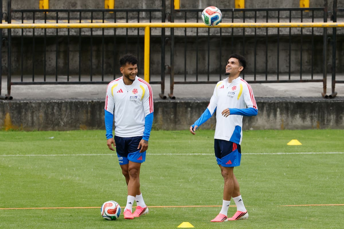 AME6595. BOGOTÁ (COLOMBIA), 29/05/2026.- Los jugadores Luis Suárez (i) y Luis Díaz participan en un entrenamiento de la selección Colombia este viernes, en el estadio Metropolitano de Techo, en Bogotá (Colombia). EFE/ Carlos Ortega
