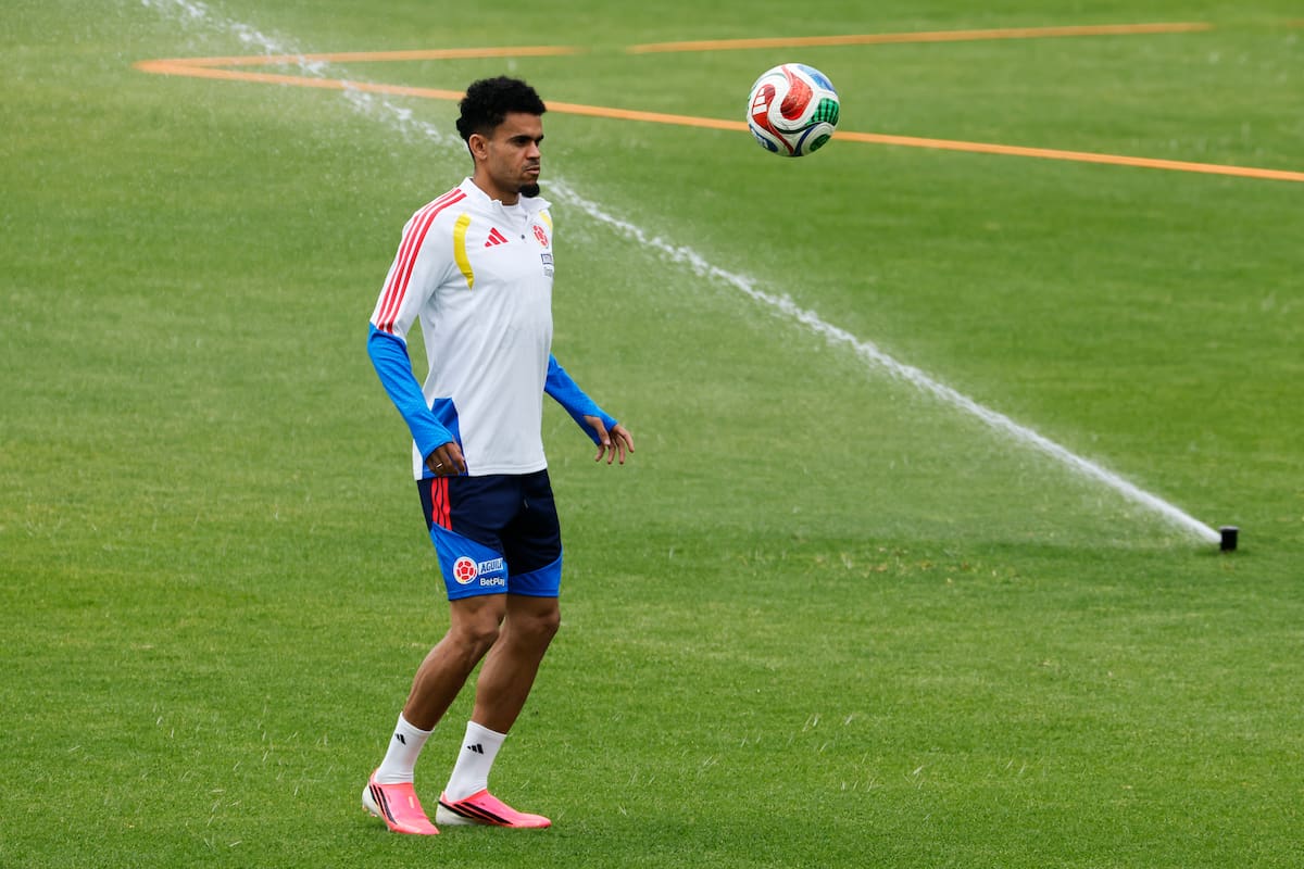AME6598. BOGOTÁ (COLOMBIA), 29/05/2026.- El jugador Luis Díaz participa en un entrenamiento de la selección Colombia este viernes, en el estadio Metropolitano de Techo, en Bogotá (Colombia). EFE/ Carlos Ortega