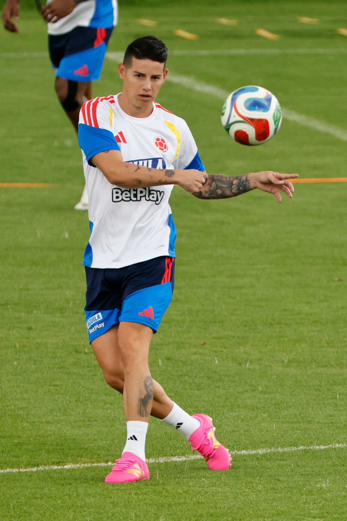 AME6608. BOGOTÁ (COLOMBIA), 29/05/2026.- El jugador James Rodriguez participa en un entrenamiento de la selección Colombia este viernes, en el estadio Metropolitano de Techo, en Bogotá (Colombia). EFE/ Carlos Ortega