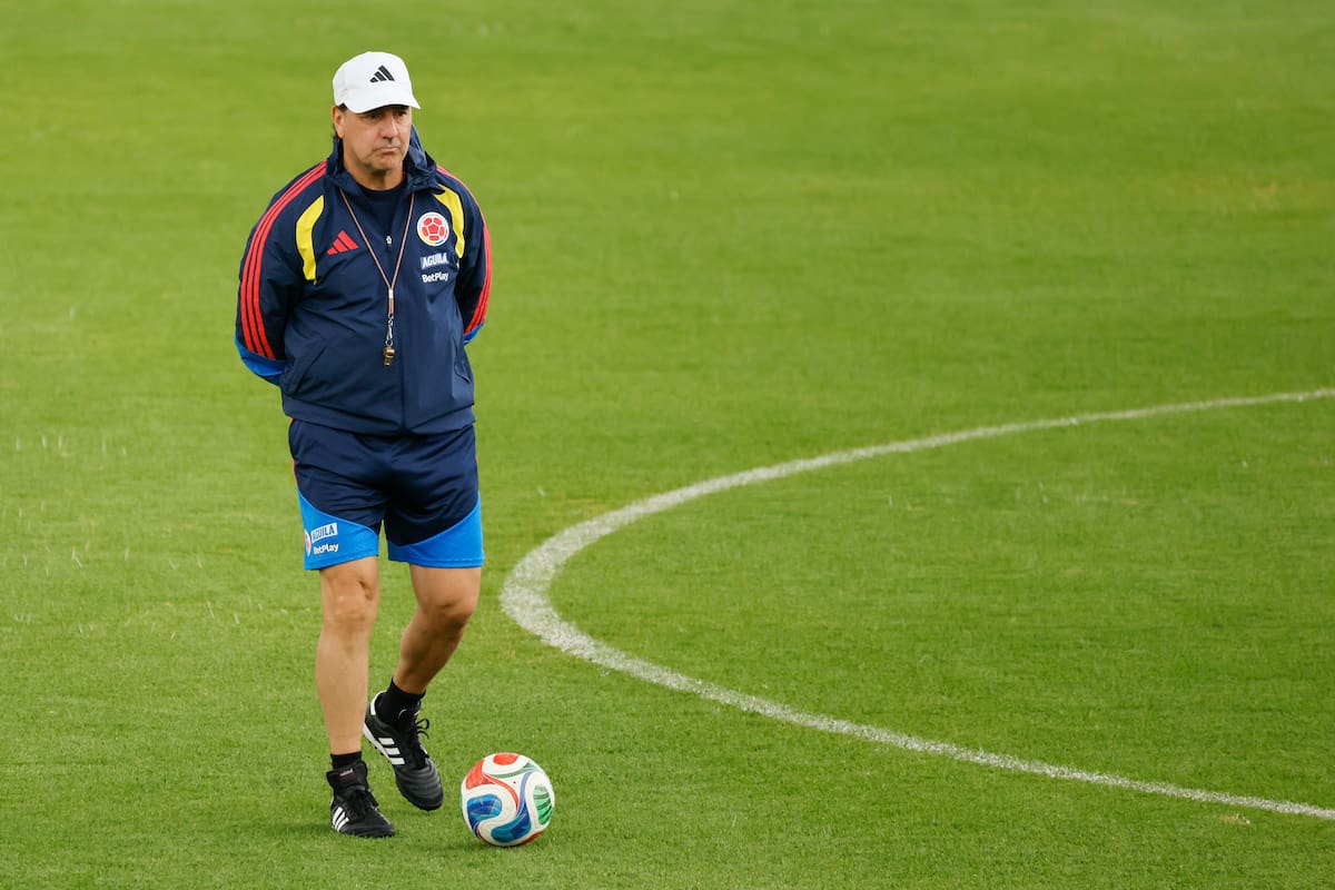 AME6609. BOGOTÁ (COLOMBIA), 29/05/2026.- El seleccionador Néstor Lorenzo participa en un entrenamiento de la selección Colombia este viernes, en el estadio Metropolitano de Techo, en Bogotá (Colombia). EFE/ Carlos Ortega
