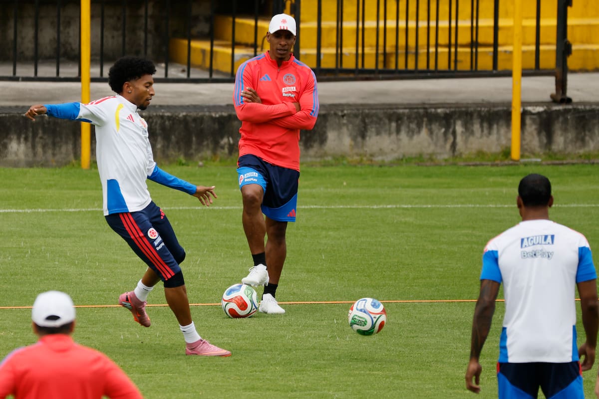 AME6603. BOGOTÁ (COLOMBIA), 29/05/2026.- El jugador Johan Mojica (i) participa en un entrenamiento de la selección Colombia este viernes, en el estadio Metropolitano de Techo, en Bogotá (Colombia). EFE/ Carlos Ortega