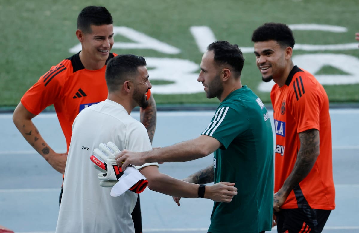 AME2322. BARRANQUILLA (COLOMBIA), 24/03/2025.- El jugador de la selección colombiana de fútbol David Ospina (d2) saluda al exfutbolista español David Villa este lunes, en un entrenamiento en Barranquilla (Colombia). La selección colombiana entrena por última vez en el estadio Metropolitano de Barranquilla antes del encuentro el martes ante Paraguay por la jornada 14 de las eliminatorias Suramericanas al Mundial de 2026. EFE/ Mauricio Dueñas Castañeda