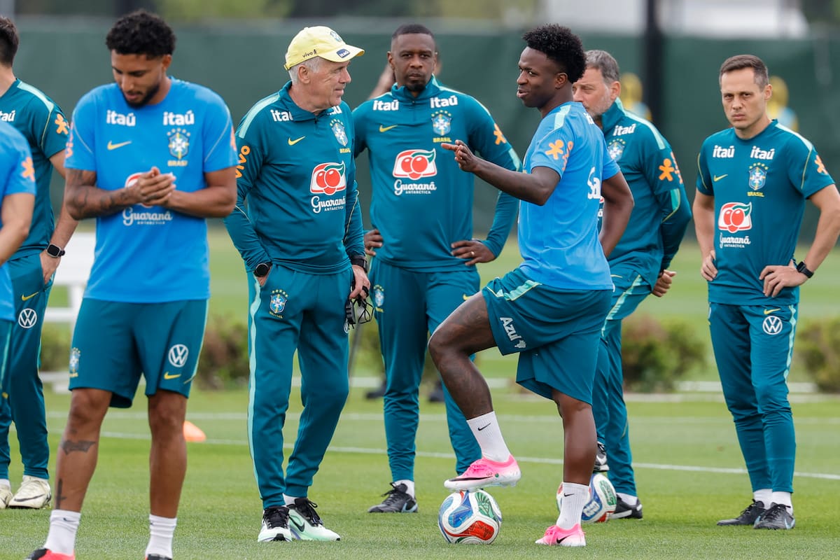 GRAF3348. MORRISTOWN (NEW JERSEY), 22/06/2026.- El seleccionador de Brasil, Carlo Ancelotti (c izda), conversa con Vini Jr. durante un entrenamiento en el centro deportivo Columbia Park este lunes, en Morristown, New Jersey (EE.UU.). EFE/Sebastião Moreira