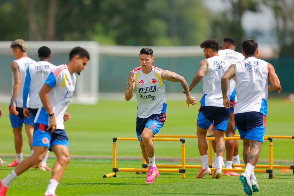 ZAPOPAN (MÉXICO), 12/06/2026.- El centrocampista James Rodríguez (c) durante el entrenamiento de la selección de fútbol de Colombia este viernes en la Academia Atlas, ubicado en Zapopan, Jalisco (México), EFE/Francisco Guasco
