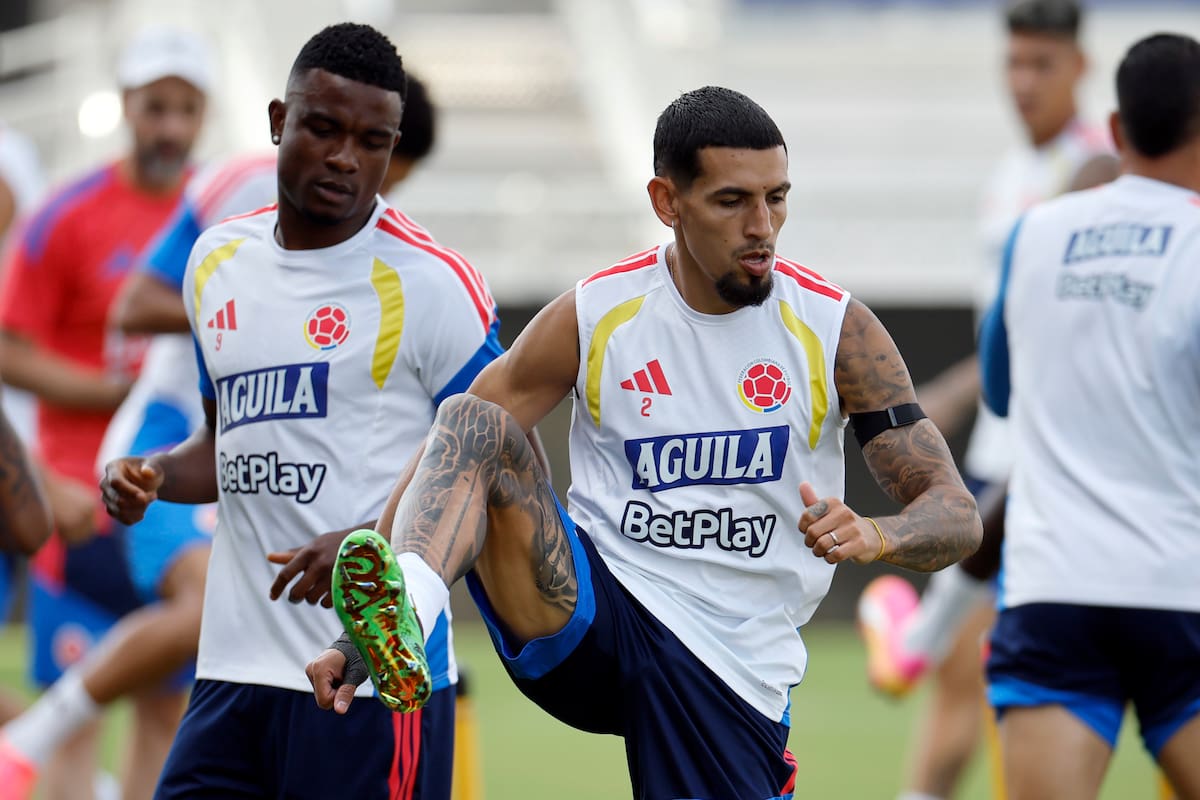 FORT LAUDERDALE (ESTADOS UNIDOS), 01/07/2026.- El jugador de la selección de Colombia Daniel Muñoz (dcha) durante el entrenamiento que han realizado este miércoles en el Miami Inter CF Stadium en Fort Lauderdale (Florida). EFE/Alberto Estévez