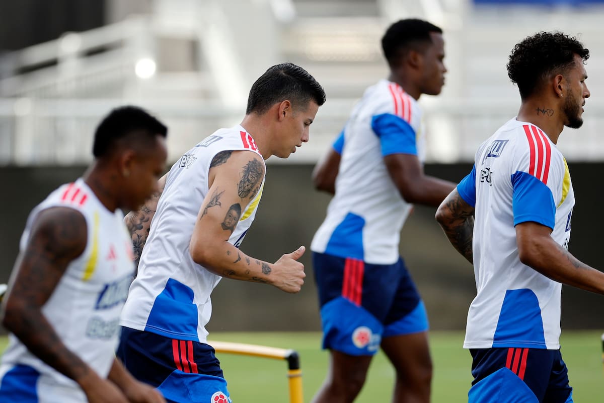 FORT LAUDERDALE (ESTADOS UNIDOS), 01/07/2026.- El jugador de la selección de Colombia James Rodríguez (2i) durante el entrenamiento que han realizado este miércoles en el Miami Inter CF Stadium en Fort Lauderdale (Florida). EFE/Alberto Estévez