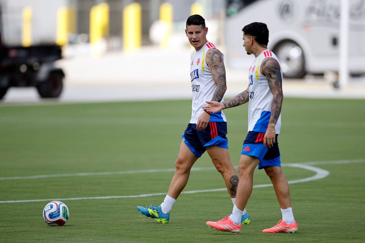 FORT LAUDERDALE (ESTADOS UNIDOS), 01/07/2026.- Los jugadores de la selección de Colombia James Rodríguez (izda) y Gustavo Puerta durante el entrenamiento que han realizado este miércoles en el Miami Inter CF Stadium en Fort Lauderdale (Florida). EFE/Alberto Estévez
