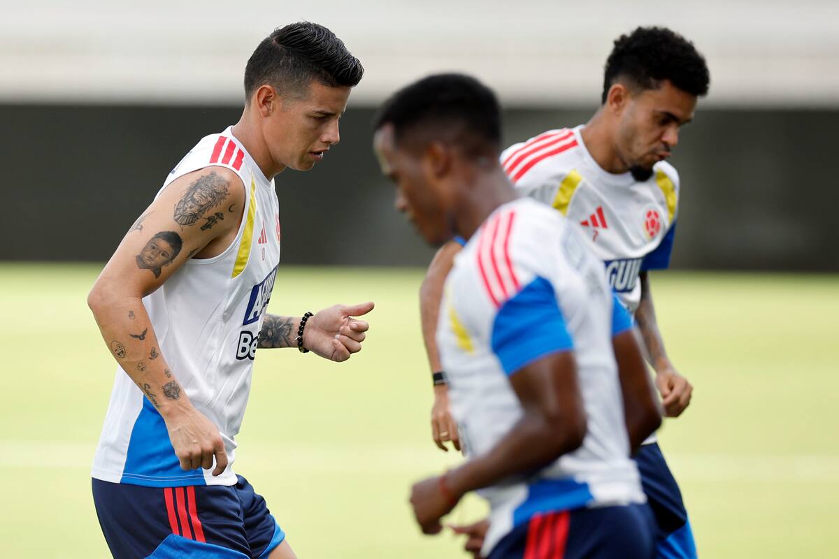 FORT LAUDERDALE (ESTADOS UNIDOS), 01/07/2026.- El jugador de la selección de Colombia James Rodríguez (izda) durante el entrenamiento que han realizado este miércoles en el Miami Inter CF Stadium en Fort Lauderdale (Florida). EFE/Alberto Estévez