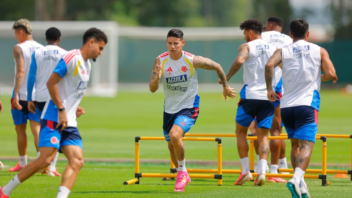 ZAPOPAN (MÉXICO), 12/06/2026.- El centrocampista James Rodríguez (c) durante el entrenamiento de la selección de fútbol de Colombia este viernes en la Academia Atlas, ubicado en Zapopan, Jalisco (México), EFE/Francisco Guasco