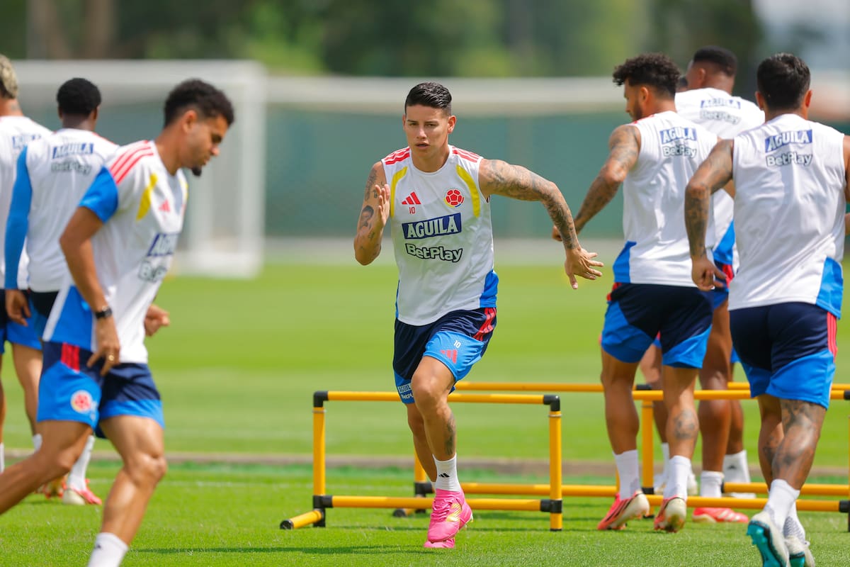 ZAPOPAN (MÉXICO), 12/06/2026.- El centrocampista James Rodríguez (c) durante el entrenamiento de la selección de fútbol de Colombia este viernes en la Academia Atlas, ubicado en Zapopan, Jalisco (México), EFE/Francisco Guasco