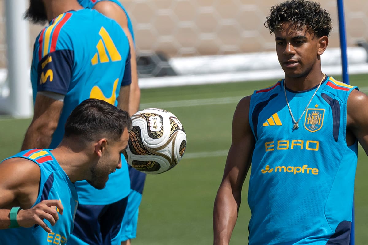 GR7142. DALLAS (ESTADOS UNIDOS), 12/07/2026.- Eric García (i) y Lamine Yamal de España utilizan el nuevo balón Trionda, que rinde homenaje a las sedes de los partidos finales del Mundial de la FIFA 2026, Dallas, Atlanta, Miami y Nueva York este domingo, durante un entrenamiento en el Estadio Cotton Bowl en Dallas (Estados Unidos). EFE/ Lavandeira Jr
