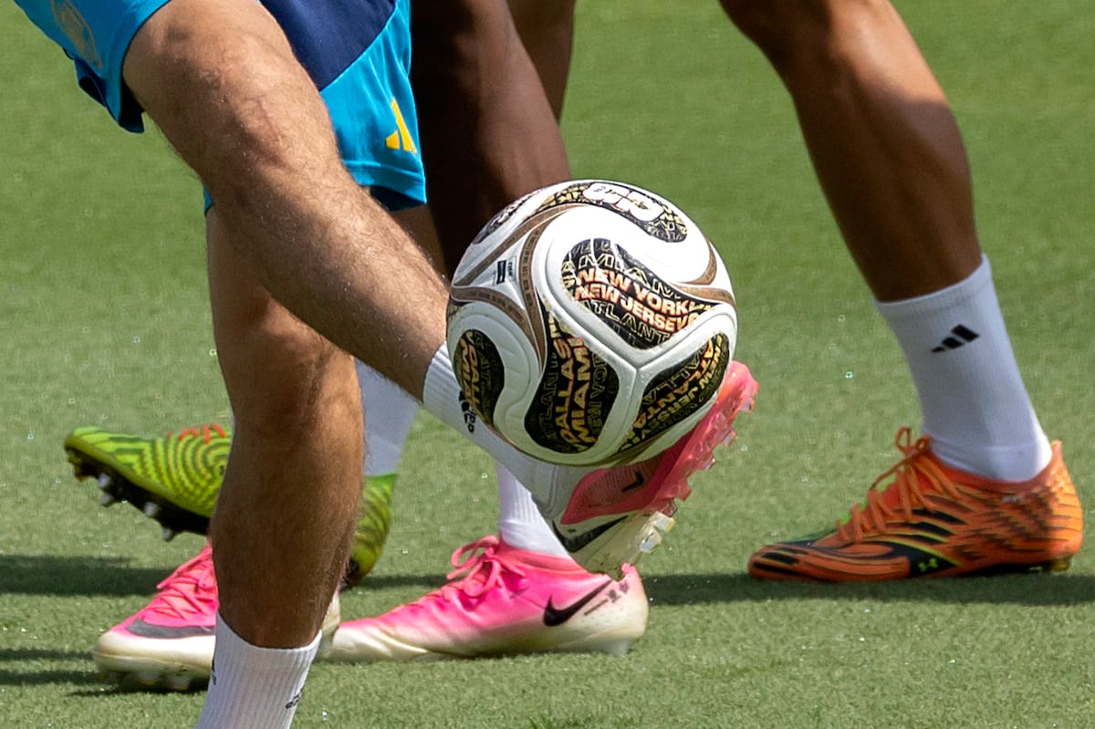 GR7142. DALLAS (ESTADOS UNIDOS), 12/07/2026.- Jugadores de la selección de España utilizan el nuevo balón Trionda, que rinde homenaje a las sedes de los partidos finales del Mundial de la FIFA 2026, Dallas, Atlanta, Miami y Nueva York este domingo, durante un entrenamiento en el Estadio Cotton Bowl en Dallas (Estados Unidos). EFE/ Lavandeira Jr
