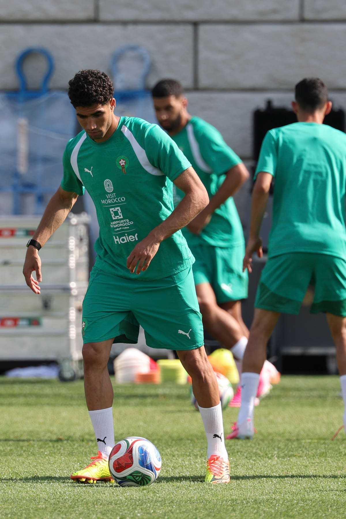GR5033. NUEVA JERSEY (ESTADOS UNIDOS), 11/06/2026.- Achraf Hakimi de Marruecos participa en un entrenamiento en el centro de entrenamiento The Pingry School este jueves, en Basking Rige en New Jersey (EE.UU.). EFE/ Sebastiao Moreira