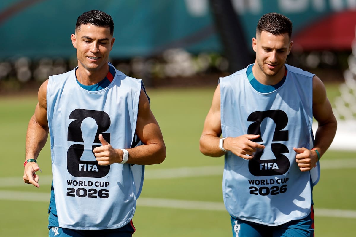 PALM SPRINGS (FLORIDA), 16/06/2026.-El delantero de Portugal Cristiano Ronaldo y el defensa Diogo Dalot, durante el entrenamiento de la selección de Portugal este martes en Palm Springs (Florida).- EFE/ Alberto Estévez