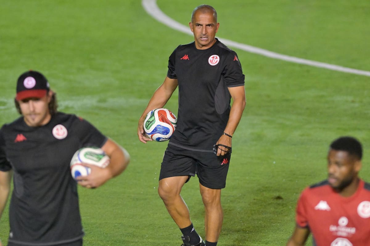 AME280. MONTERREY (MÉXICO), 09/06/2026.- El seleccionador Túnez Sabri Lamouchi dirige un entrenamiento este martes, previo al primer partido del Mundial 2026, en Monterrey (México). EFE/Miguel Sierra