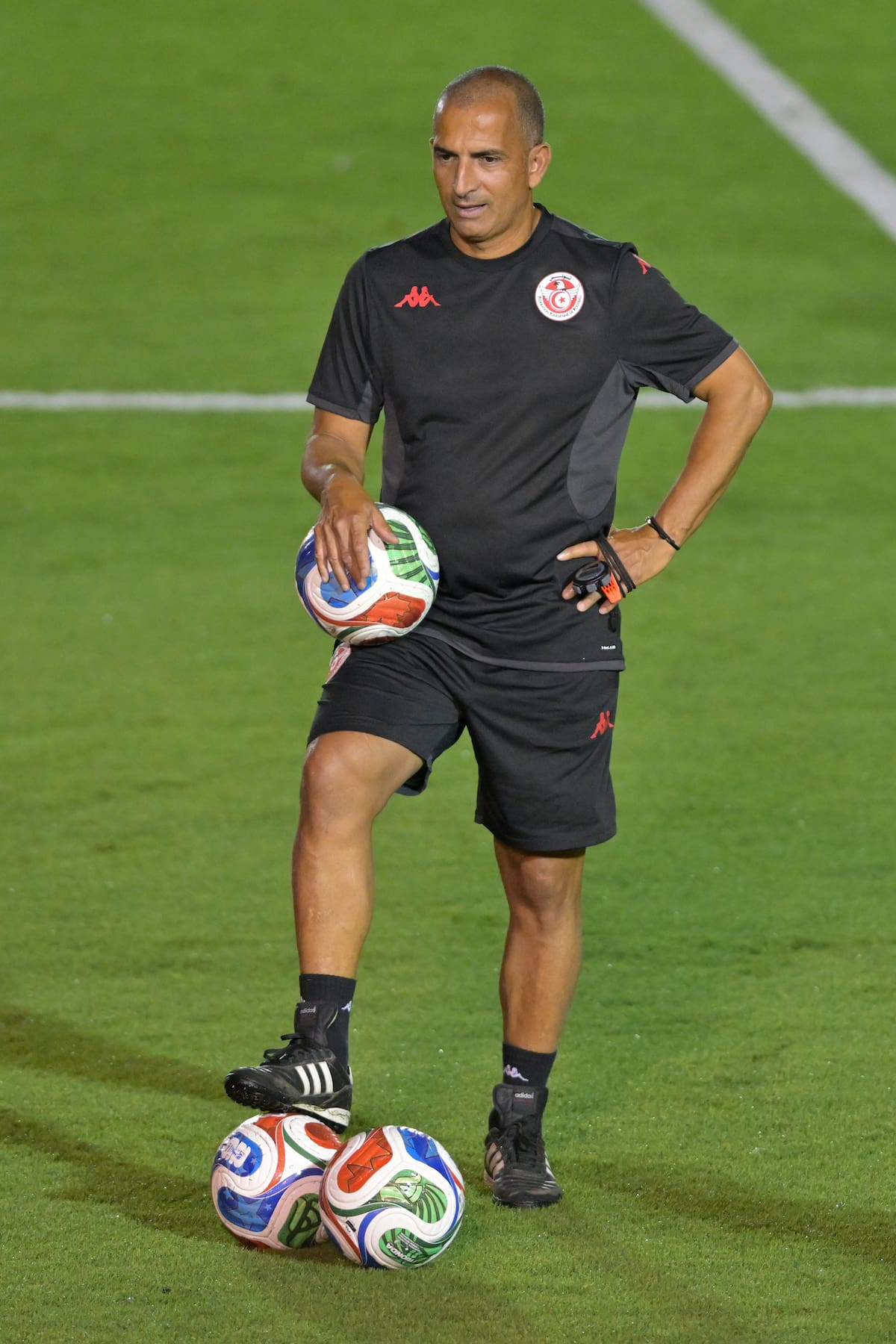 AME280. MONTERREY (MÉXICO), 09/06/2026.- El seleccionador Túnez Sabri Lamouchi dirige un entrenamiento este martes, previo al primer partido del Mundial 2026, en Monterrey (México). EFE/Miguel Sierra