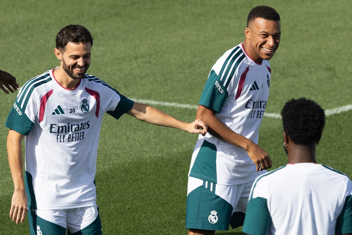 MADRID, 07/09/2026.- Los jugadores del Real Madrid Kylian Mbappé (d) y Bernardo Silva (i) durante el entrenamiento realizado este lunes en la Ciudad Deportiva de Valdebebas, previo al partido de Liga de Campeones contra el Inter de Milan que el equipo disputa mañana en el estadio Santiago Bernabéu. EFE/Sergio Pérez