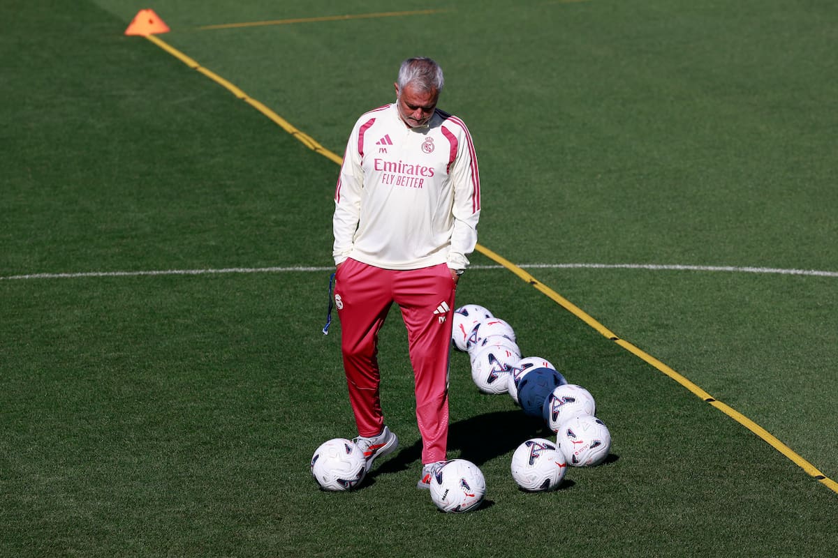 MADRID, 29/08/2026.- El entrenador del Real Madrid José Mourinho asiste al entrenamiento del equipo en la ciudad deportiva Valdebebas, Madrid, este sábado, en preparación al partido de LaLiga contra el Málaga, este domingo. EFE/Chema Moya