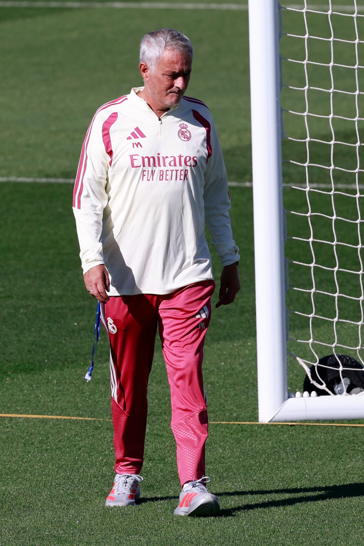 MADRID, 29/08/2026.- El entrenador del Real Madrid José Mourinho asiste al entrenamiento del equipo en la ciudad deportiva Valdebebas, Madrid, este sábado, en preparación al partido de LaLiga contra el Málaga, este domingo. EFE/Chema Moya