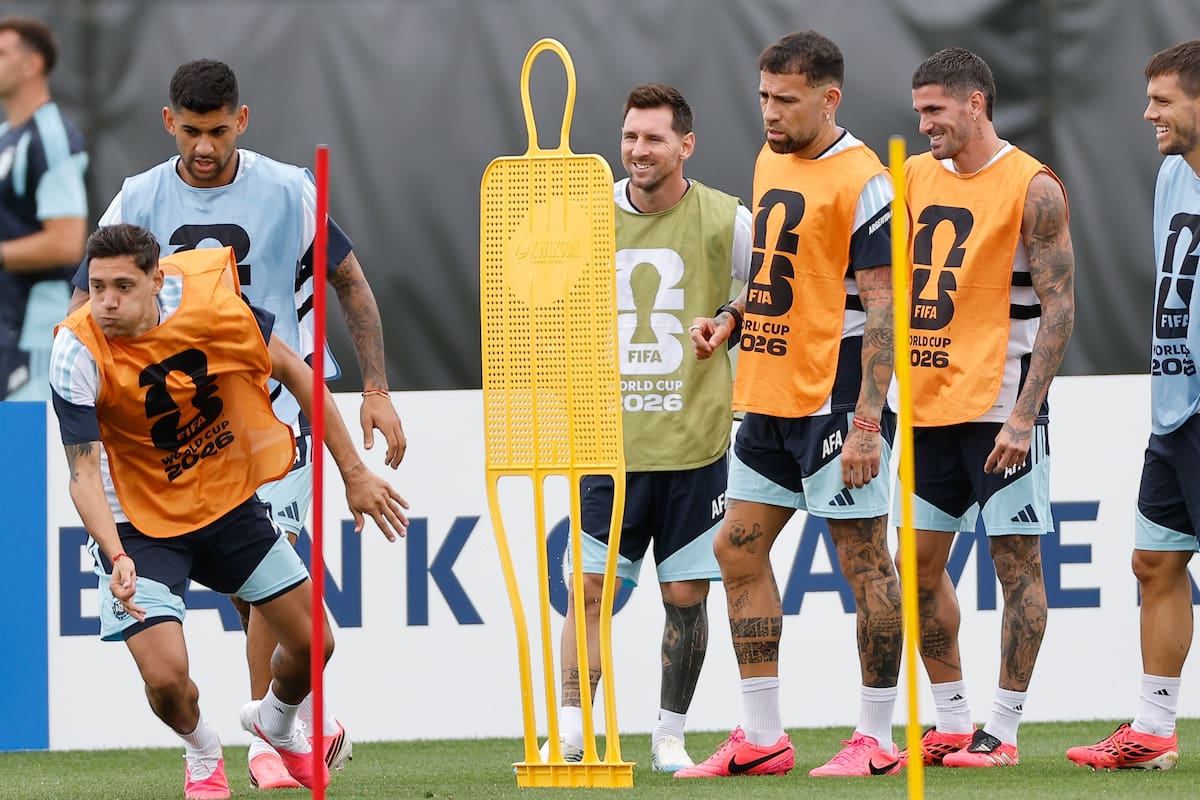 KANSAS CITY (ESTADOS UNIDOS), 21/06/2026.- El delantero de la selección argentina de fútbol Leo Messi (c), durante un entrenamiento celebrado este domingo en el Sporting KC Training Centre de Kansas City. EFE/Juan Ignacio Roncoroni