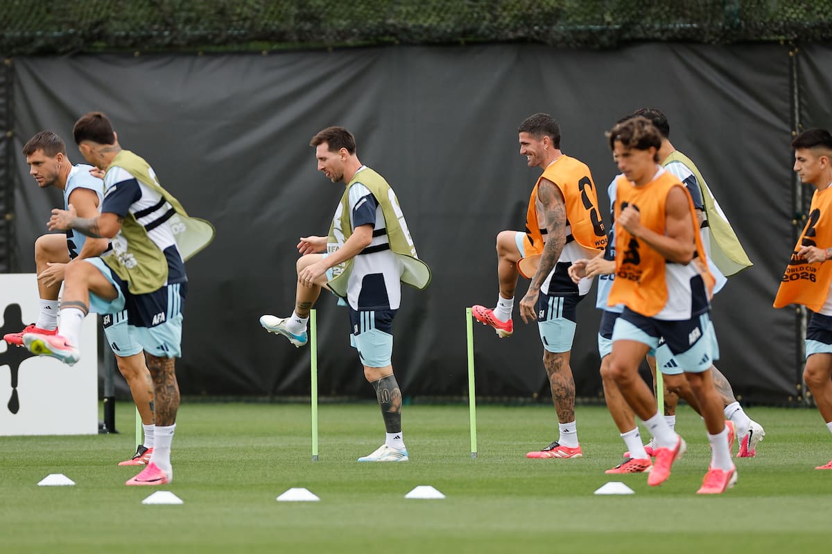 KANSAS CITY (ESTADOS UNIDOS), 21/06/2026.- El delantero de la selección argentina de fútbol Leo Messi, durante un entrenamiento celebrado este domingo en el Sporting KC Training Centre de Kansas City. EFE/Juan Ignacio Roncoroni