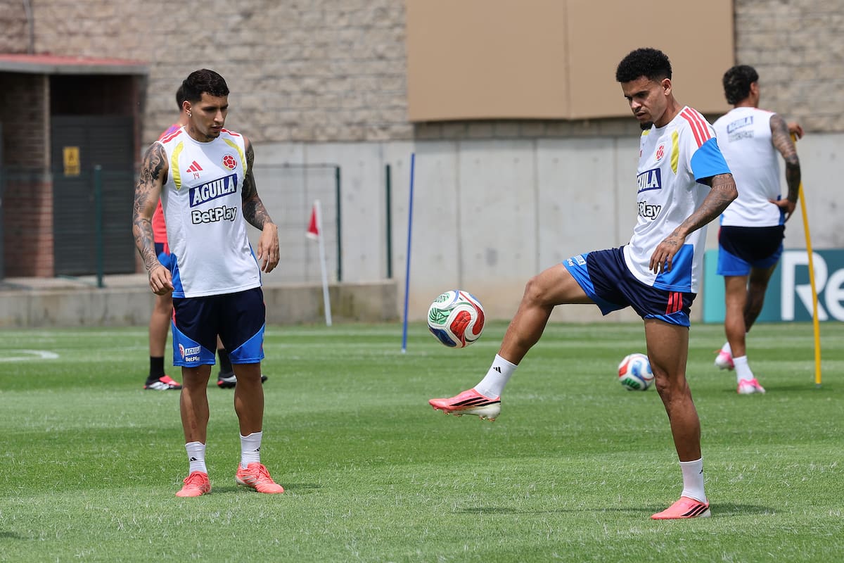 Los jugadores de la selección de Colombia durante el entrenamiento que ha realizado este viernes. EFE/Alex Cruz.