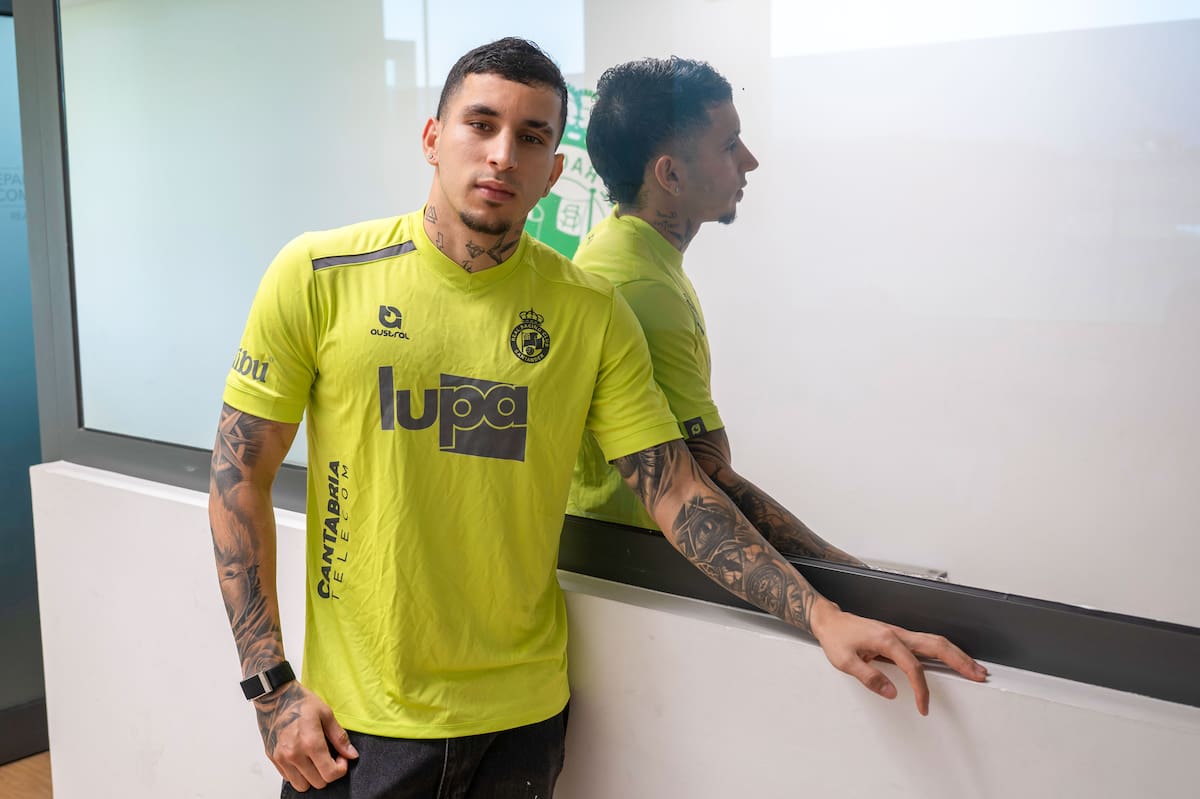 SANTANDER, 27/02/2026.- El centrocampista del Real Racing Club y de la selección de Colombia, Gustavo Puerta, asegura en una entrevista con Efe, que jugar el Mundial de 2026 sería cumplir "el sueño que ha tenido desde niño", y tiene claro que lo va a lograr. EFE/Pedro Puente Hoyos