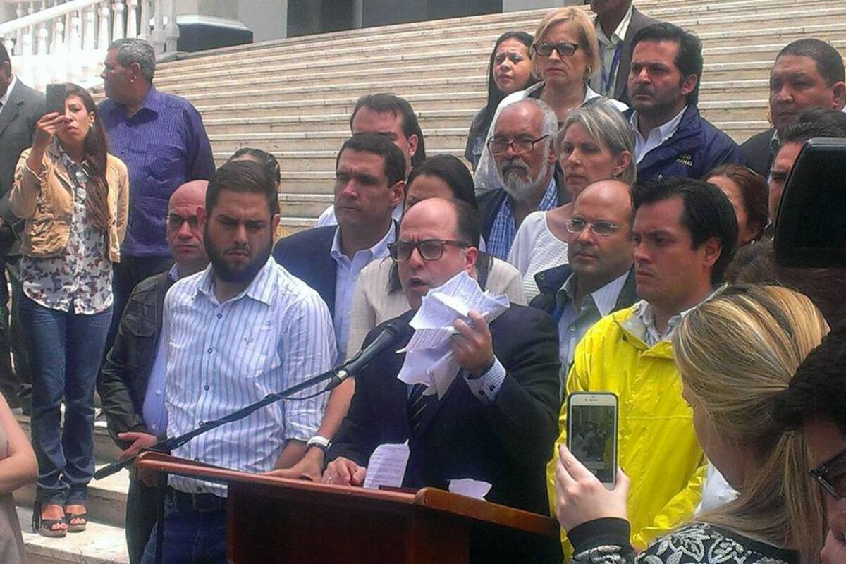 El presidente de la Asamblea Nacional, Julio Borges, rompió el decreto emitido por el Tribunal Supremo de Venezuela. (Foto: Tomada @JulioBorges/VANGUARDIA LIBERAL )