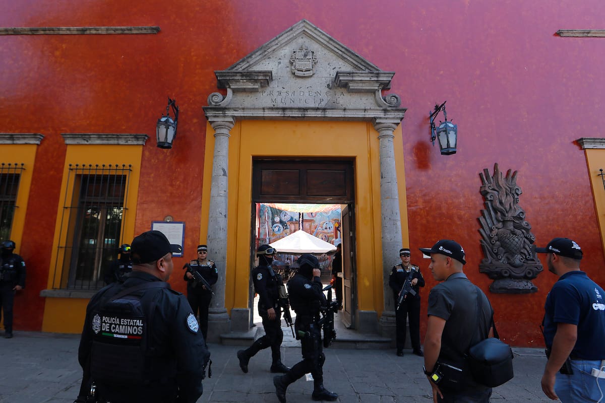 Integrantes de la Policía Estatal custodian las instalaciones del Palacio Municipal este jueves, en el municipio de Tequila, Jalisco (México). El gobernador del estado mexicano de Jalisco, Pablo Lemus, informó que envió policías estatales al municipio de Tequila para brindar seguridad y garantizar la tranquilidad a la ciudadanía, tras la detención del alcalde Diego Rivera Navarro, acusado de extorsión y vínculos con grupos criminales. EFE/ Francisco Guasco
