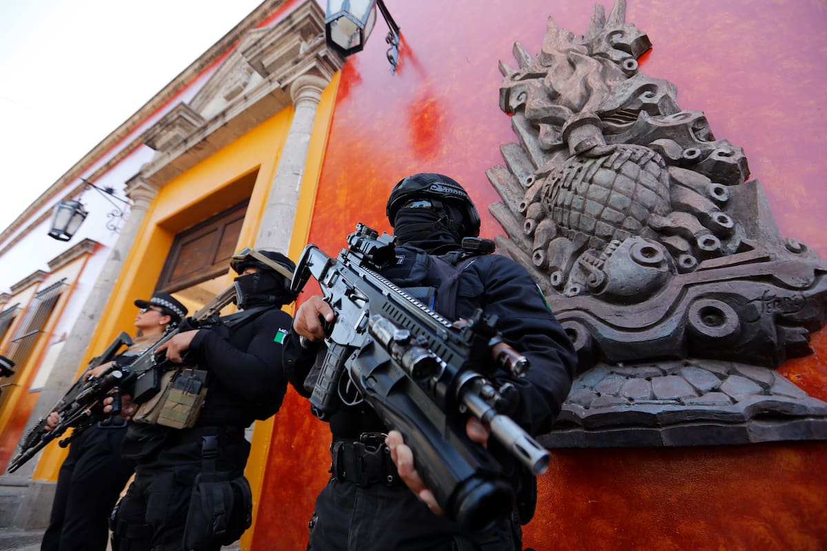 Integrantes de la Policía Estatal custodian las instalaciones del Palacio Municipal este jueves, en el municipio de Tequila, Jalisco (México). El gobernador del estado mexicano de Jalisco, Pablo Lemus, informó que envió policías estatales al municipio de Tequila para brindar seguridad y garantizar la tranquilidad a la ciudadanía, tras la detención del alcalde Diego Rivera Navarro, acusado de extorsión y vínculos con grupos criminales. EFE/ Francisco Guasco