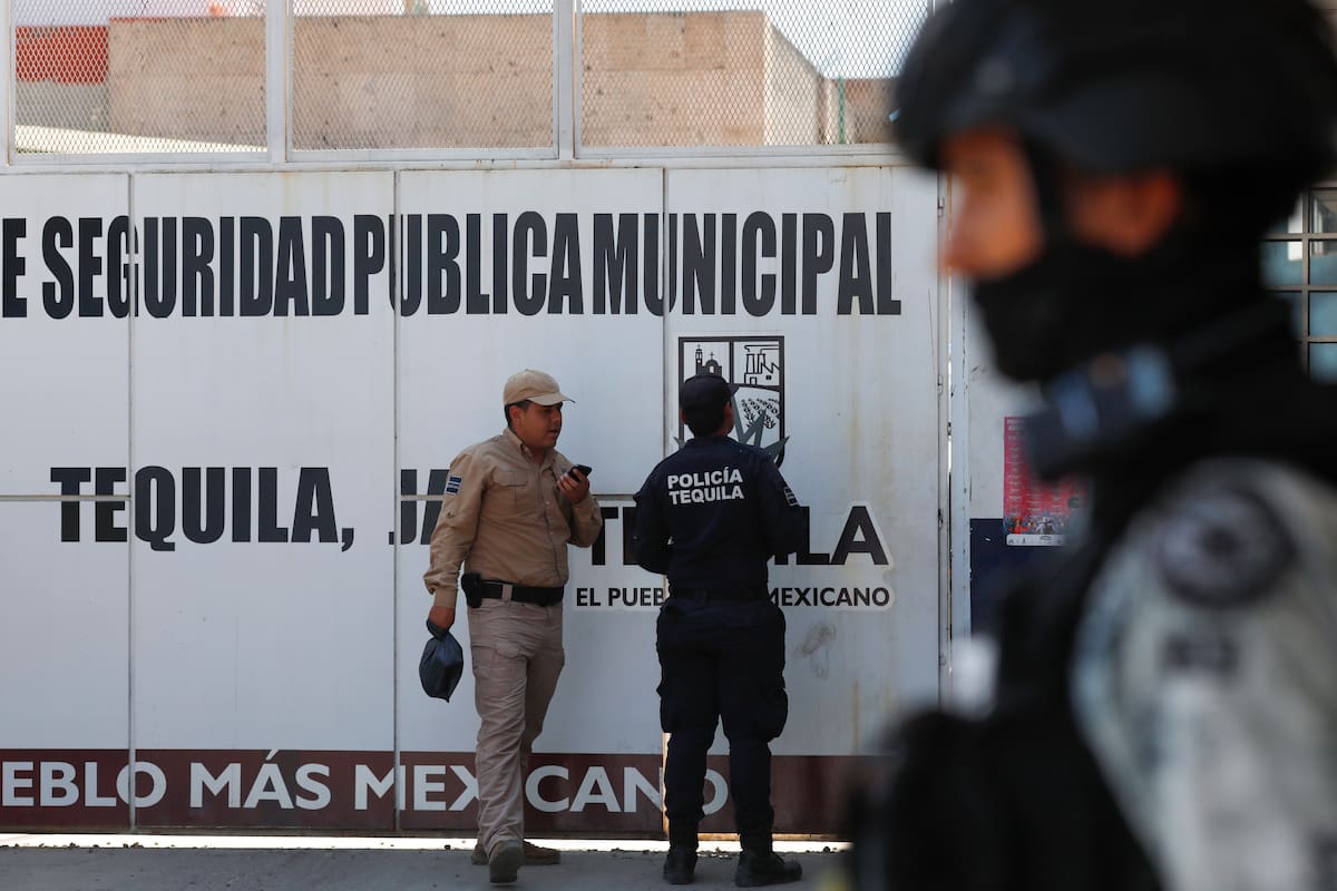 Integrantes de la Guardia Nacional y de la policía custodian las instalaciones de una comisaría este jueves, en el municipio de Tequila, Jalisco (México). El gobernador del estado mexicano de Jalisco, Pablo Lemus, informó que envió policías estatales al municipio de Tequila para brindar seguridad y garantizar la tranquilidad a la ciudadanía, tras la detención del alcalde Diego Rivera Navarro, acusado de extorsión y vínculos con grupos criminales. EFE/ Francisco Guasco