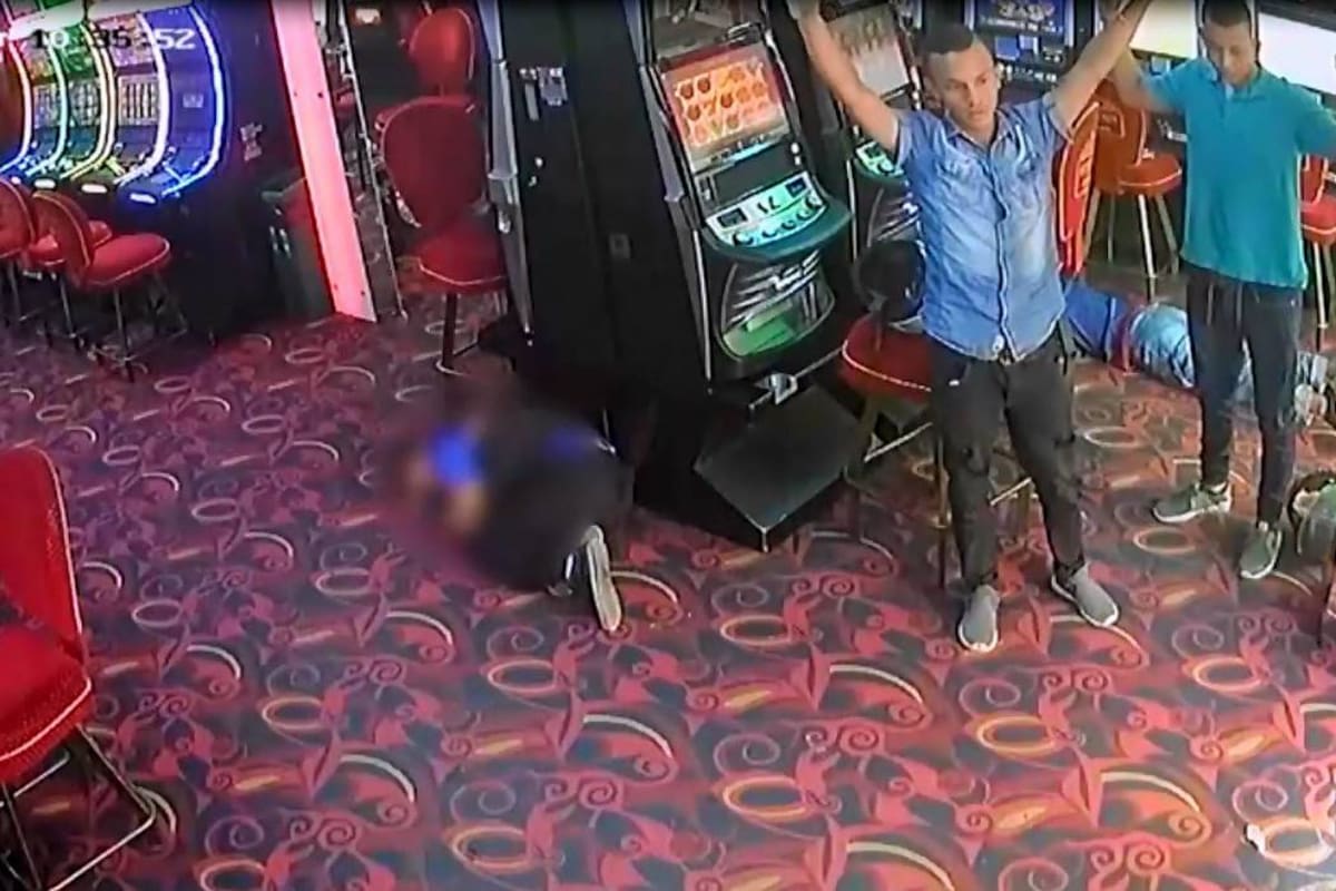 Este es el momento en el que los uniformados ingresaron al casino. (Foto: Suministrada/VANGUARDIA LIBERAL)