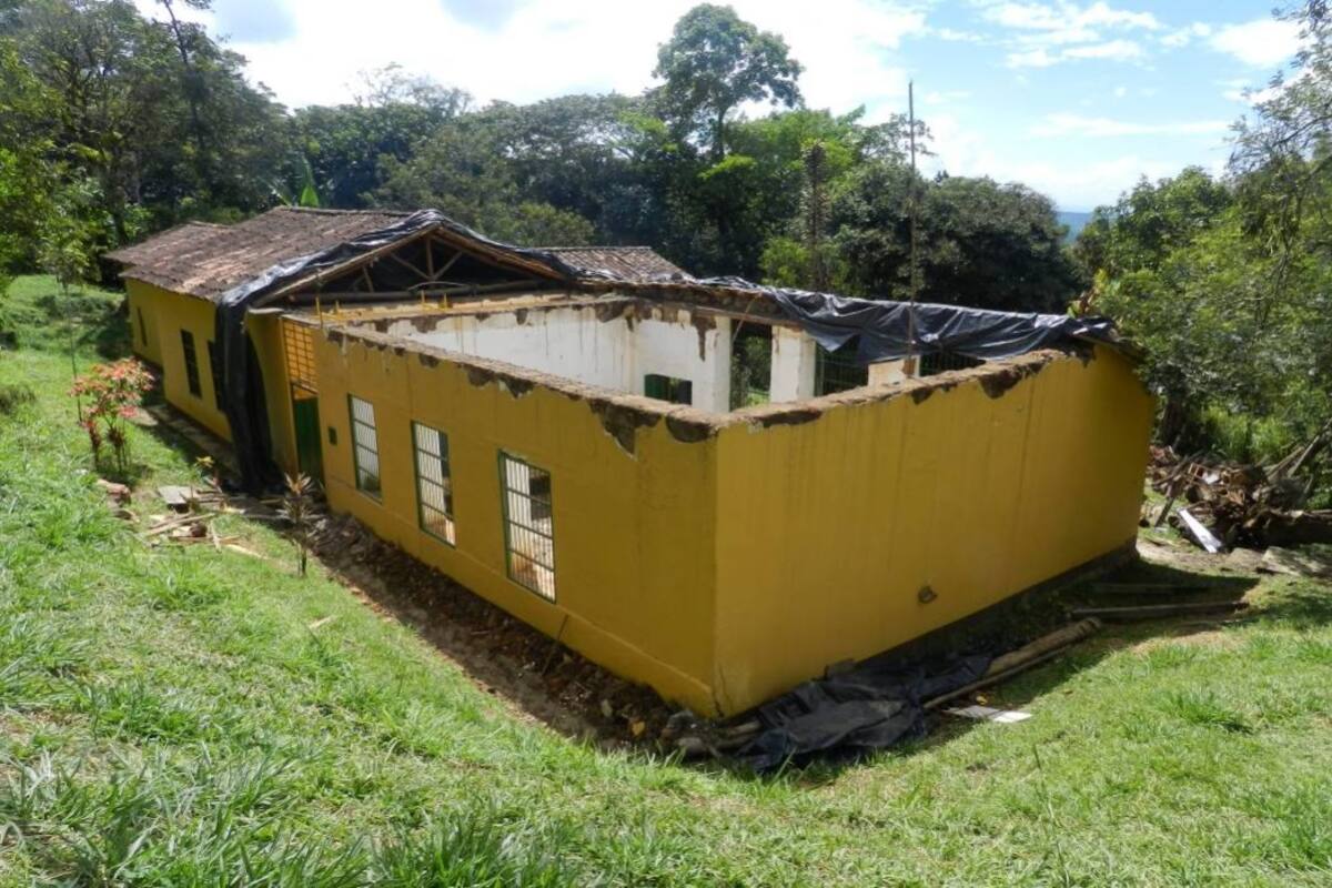 El techo colapsó hace más de ocho meses. Los estudiantes recibieron su educación en salones prestados por los vecinos. (Foto: Óscar Carrascal Torrado/VANGUARDIA LIBERAL)