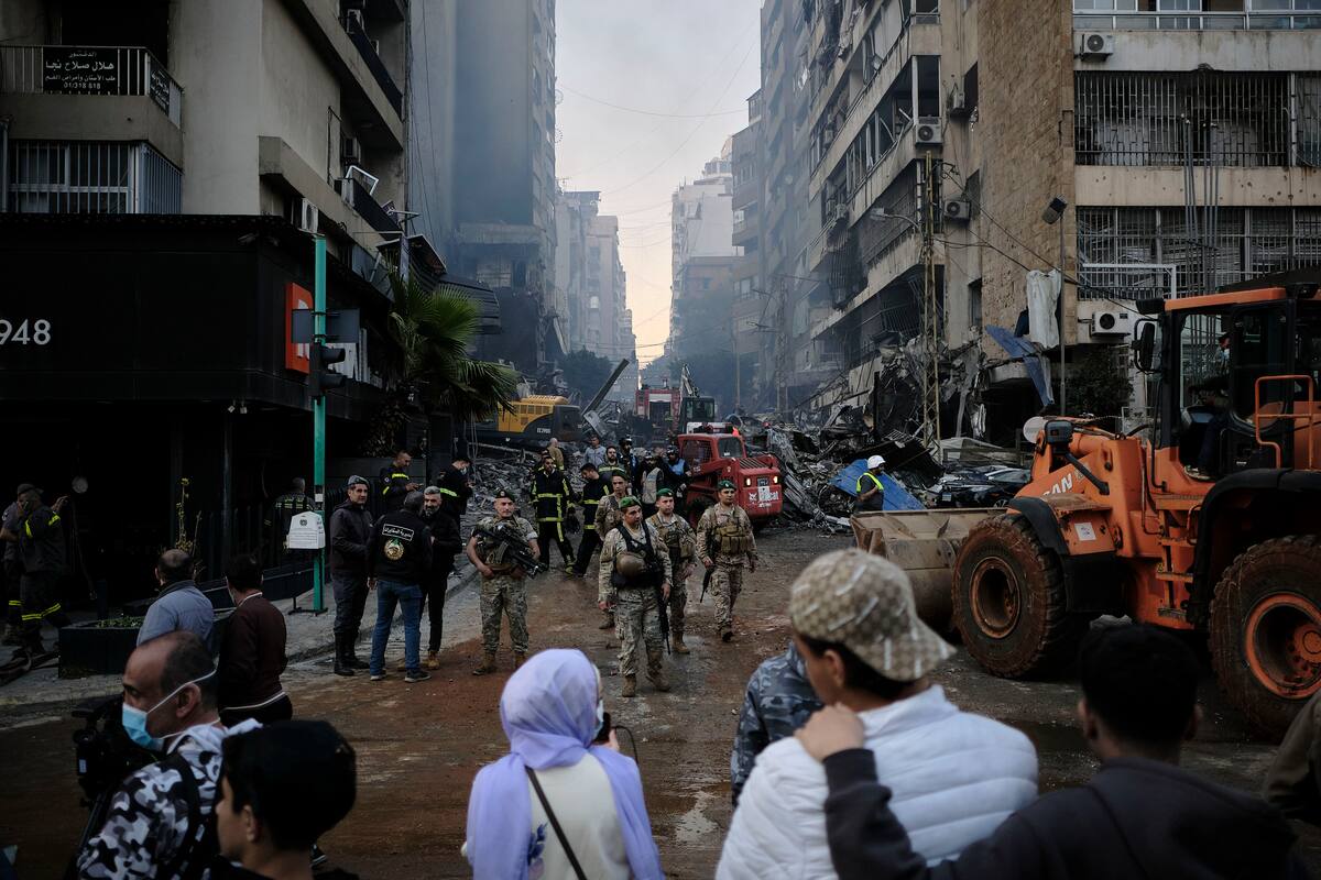 Equipos de rescate trabajan el barrio beirutí de Mazraa, en uno de los múltiples bombardeos israelíes que han azotado Líbano. //EFE - Edgar Gutiérrez.