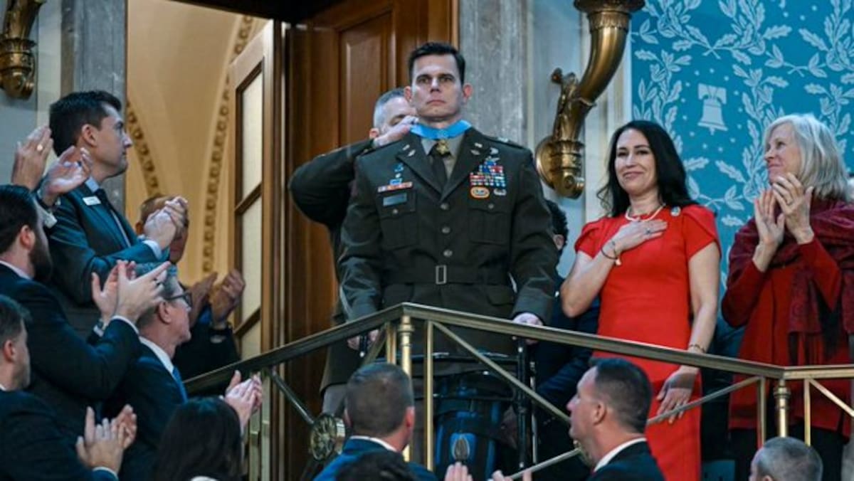 El presidente Donald Trump condecoró al piloto de Estados Unidos que resultó herido durante la captura de Nicolás Maduro.