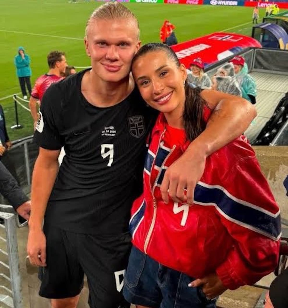 Erling Haaland y su pareja, Isabel Haugseng Johansen, tuvieron un hijo en 2024, pero mantienen la identidad y la imagen del niño completamente privadas.