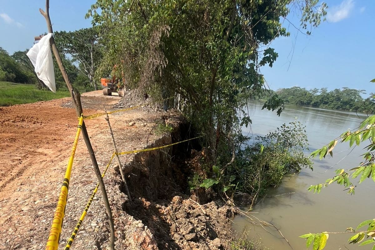 Maquinaria y trabajadores de la Secretaría de Infraestructura, junto con la comunidad, refuerzan el dique afectado por la erosión del río Sogamoso en la vereda La Hortensia, en Barrancabermeja.
Suministrada/Vanguardia