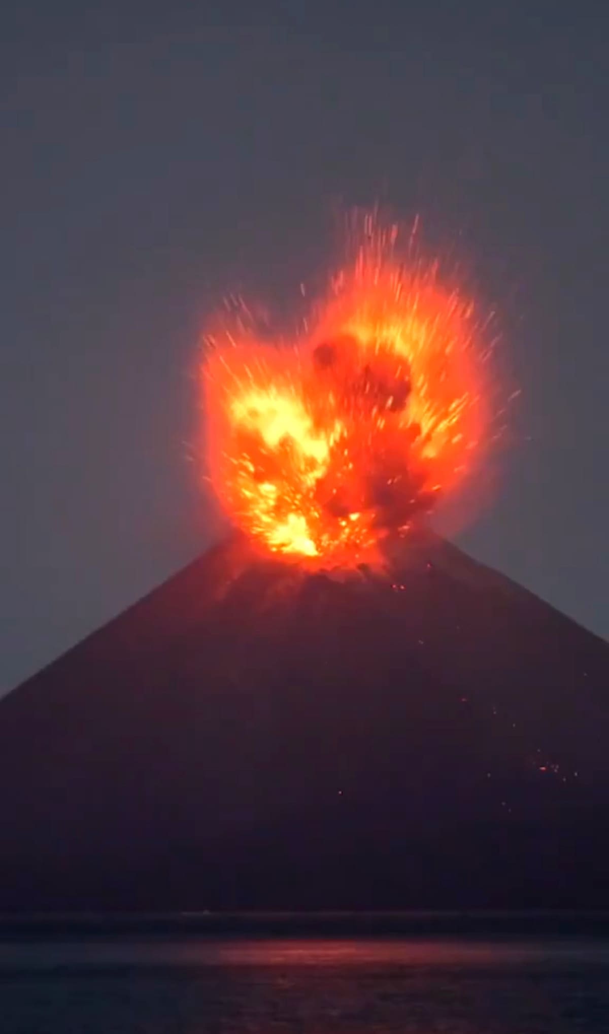 El volcán Anak Krakatoa se encuentra en el estrecho de Sonda, entre las islas de Java y Sumatra.
